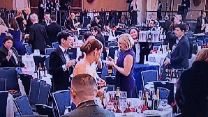 Vídeo de mulher levando garrafas de bebida de jantar com Trump após tiroteio viraliza