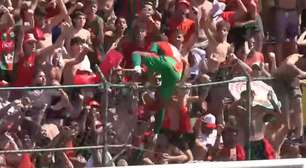 Jogador da Portuguesa comemora gol de título em alambrado, que não resiste e cai; veja