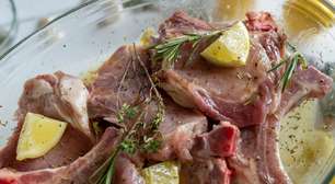 O verdadeiro motivo de usar limão na carne de porco (não é só pelo tempero)