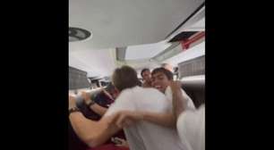 Delegação do Racing-URU celebra título inédito no meio da estrada; veja vídeo