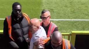 Torcedor é expulso por comer bacon? Caso inusitado viraliza na Inglaterra