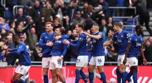 Astro do futebol inglês é flagrado dormindo em festa na Inglaterra; veja