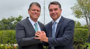 Flávio e Tarcísio fazem 1ª agenda de pré-campanha juntos e colocam Bolsonaro como protagonista