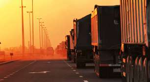 Fervura do petróleo em torres gigantes separa os tipos de combustível e cria o diesel que move os caminhões