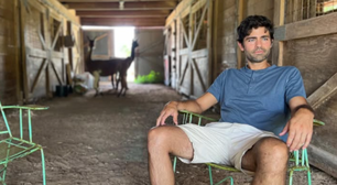 20 anos depois, assim está Nate de O Diabo Veste Prada: O que aconteceu com o ator Adrian Grenier?