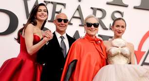 Quase ninguém sabe: duas estrelas de 'O Diabo Veste Prada 2' são cunhados na vida real; há 16 anos, o casamento de uma delas uniu o outro casal