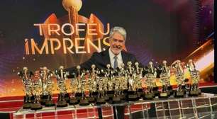 Veja o momento em que Bonner recebe as 33 estatuetas do Troféu Imprensa