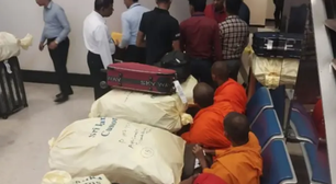 Grupo de 22 monges budistas é preso em aeroporto com 110 kg de maconha nas bagagens