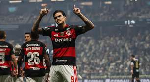 Flamengo faz grande primeiro tempo, goleia o Atlético-MG e segue na caça ao Palmeiras