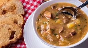 Quer um jantar quentinho? Veja sopa cremosa de mandioca com músculo