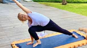 Praticar ioga ajuda a relaxar, mas este exercício fará você dormir como um bebê depois dos 50