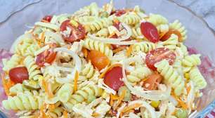 Salada fria de macarrão com frango, bem nutritiva, saborosa, colorida e refrescante