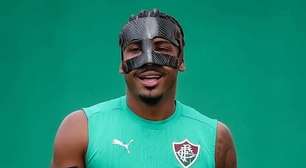 John Kennedy treina com máscara no Fluminense após levar pontos no rosto