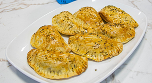 Pastel assado de carne com azeitona: sabor de boteco em uma versão leve