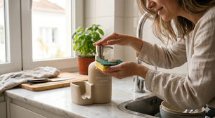 Dispensador de detergente com suporte para esponja evita o desperdício e faz um frasco de sabão render o dobro do tempo