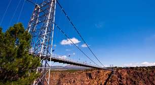 Com 291 metros de altura sobre o Rio Arkansas, a ponte suspensa americana virou um recorde de engenharia e aventura desde sua construção em 1929