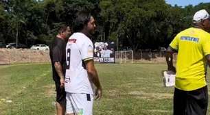 Vídeo! Ricardo Goulart volta a campo após aposentadoria e estreia como camisa 9 na várzea
