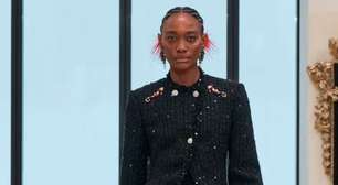 Matthieu Blazy leva coleção cruise 2027 da Chanel a Biarritz, com "Aquarela do Brasil" na trilha e tops brasileiras na passarela