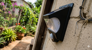 Luminária solar com sensor de presença vira a "sentinela" do quintal e ilumina tudo a custo zero de energia