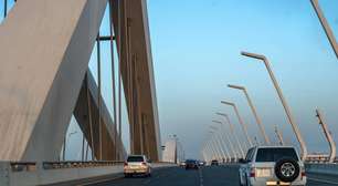 Com 2.150 metros de extensão e um design que lembra as velas de um barco, a ponte Sheikh Zayed de 2010 em Abu Dhabi é considerada a estrutura de iluminação mais complexa do mundo