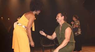 Isabel Fillardis é pedida em casamento no palco após peça no Rio; veja fotos
