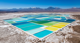 As impressionantes piscinas coloridas no meio do deserto sul americano de onde sai a energia que alimenta os telemóveis e carros de todo o mundo