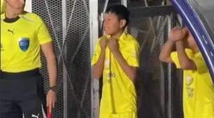 Menino vai aos prantos ao ver Neymar, ganha abraço antes do jogo, e vídeo viraliza