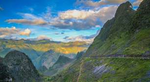 A rodovia vietnamita sobe a 1.500 metros de altitude; esculpida em rocha, a rota surge como o caminho mais perigoso e dramático do país