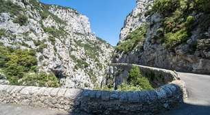 Com paredões de 500 metros de altura, a estrada francesa serpenteia o desfiladeiro do rio Agly como uma obra audaciosa de engenharia e rocha
