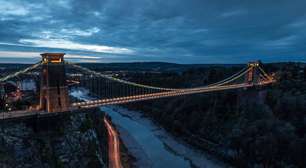Com seu vão de 214 metros sobre o rio Avon, a obra de 1864 surge como o símbolo máximo da engenharia vitoriana na Inglaterra