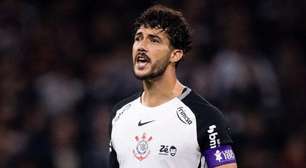 Zagueiro do Corinthians tira carteira para dirigir ônibus