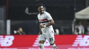 Sabino chama atenção com cabelo em homenagem ao clube