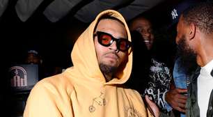 Chris Brown tenta impedir menções à agressão contra Rihanna em julgamento por mordida de cachorro