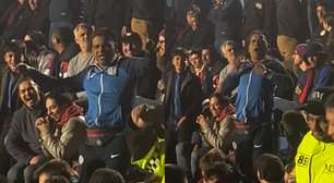 Torcedor do San Lorenzo faz gesto racista contra torcida do Santos