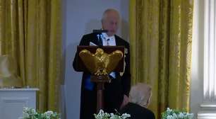 Rei Charles III faz piada com Trump: 'Se não fosse por nós, você estaria falando francês'