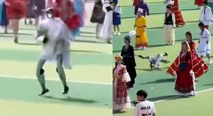 Robô perde controle durante apresentação, dá golpes no ar e assusta estudantes em escola na China