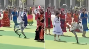 Robô perde controle durante apresentação e assusta estudantes em escola na China; veja vídeo