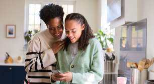 A Geração Z com pais "helicóptero" virou o jogo: quem vigiava passou a ser vigiado