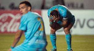 Zagueiro perde gol feito e vira vilão em revés na Sul-Americana