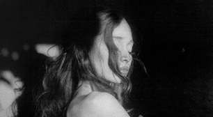 Ariana Grande projeta capa do "Petal" no Rio e fãs pedem show em Copacabana