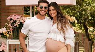 Camila Queiroz mostra a filha pela primeira vez e aparência impressiona: 'A cara'