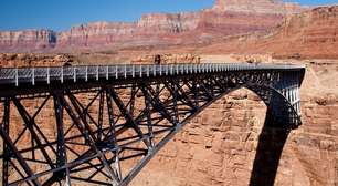 Com 254 metros de extensão sobre o Rio Colorado, a ponte histórica de 1929 surge como um marco da engenharia em meio ao deserto