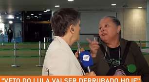 Repórter discute com mulher que interrompe entrada ao vivo: "Ninguém te convidou aqui"