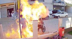Mãe é intubada após filho colocar fogo na própria moto durante abordagem policial no ES