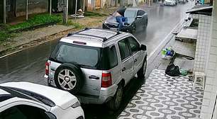 Advogada arrasta homem em capô de carro em Caruaru