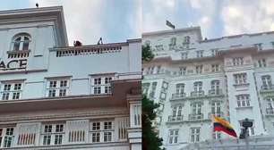 Rainha acessível: Shakira acena do alto do Copacabana Palace e leva fãs à loucura no RJ
