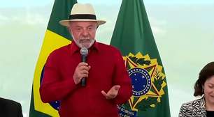 Lula faz piada com fotógrafo e silencia sobre derrotas no Congresso em evento no Planalto