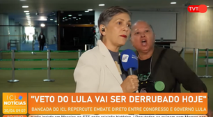 Mulher invade reportagem ao vivo e jornalista repreende: 'Ninguém te convidou'