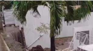 PE: Goiana passa dos 200mm de chuva, canal transborda, derruba muro de escola e invade casas