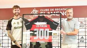 Léo Pereira recebe homenagem do Flamengo pelos 300 jogos